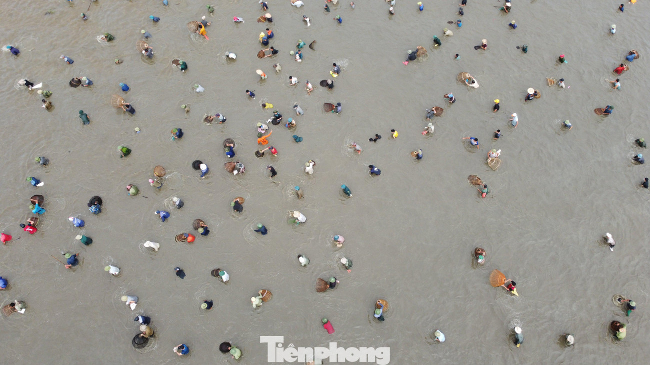 Ngàn người xuống đầm Vực Rào bì bõm bắt cá. Tiếng hò reo náo nhiệt cả một góc trời.