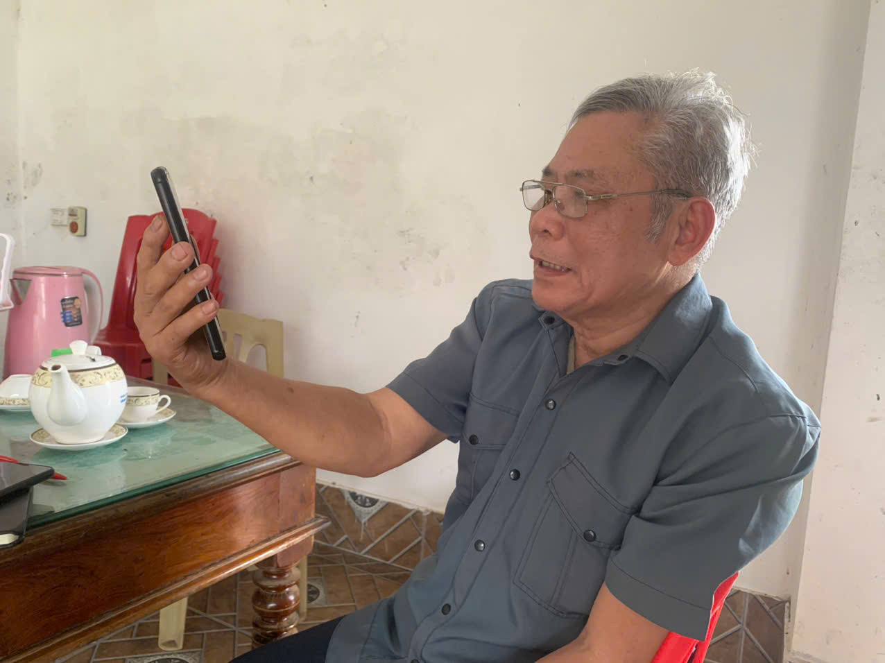 Ông Thung vui mừng sau hàng chục năm mất liên lạc, nay đã tìm thấy được em trai.