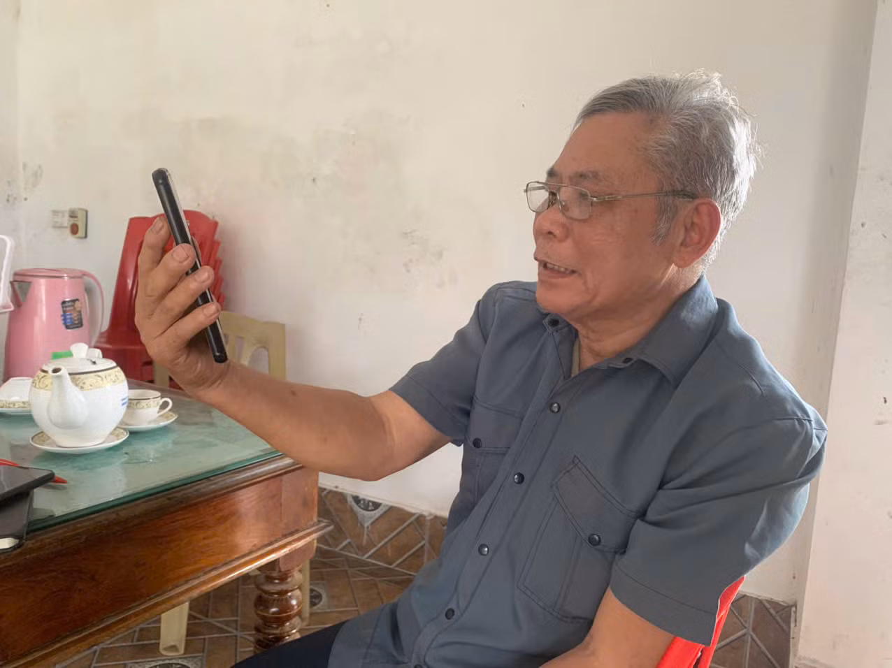 Ông Thung vui mừng sau hàng chục năm mất liên lạc, nay đã tìm thấy được em trai. Ông Thung vui mừng sau hàng chục năm mất liên lạc, nay đã tìm thấy được em trai.