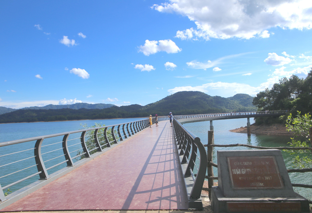 Đền được xây dựng vào năm 2011, 3 năm sau mới hoàn thành. Đền thờ Lê Duẩn nằm giữa ốc đảo hồ Kẻ Gỗ được nhiều người dân và du khách đến vãn cảnh, thắp hương. Đền được xây dựng vào năm 2011, 3 năm sau mới hoàn thành. Đền thờ Lê Duẩn nằm giữa ốc đảo hồ Kẻ Gỗ được nhiều người dân và du khách đến vãn cảnh, thắp hương.