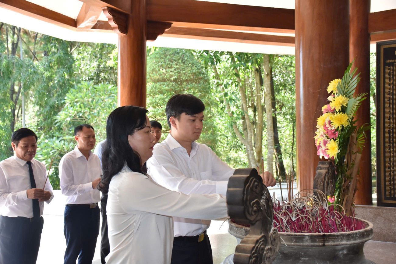 Đoàn công tác T.Ư Đoàn dâng hương tại các địa chỉ đỏ tỉnh Hà Tĩnh. Đoàn công tác T.Ư Đoàn dâng hương tại các địa chỉ đỏ tỉnh Hà Tĩnh.