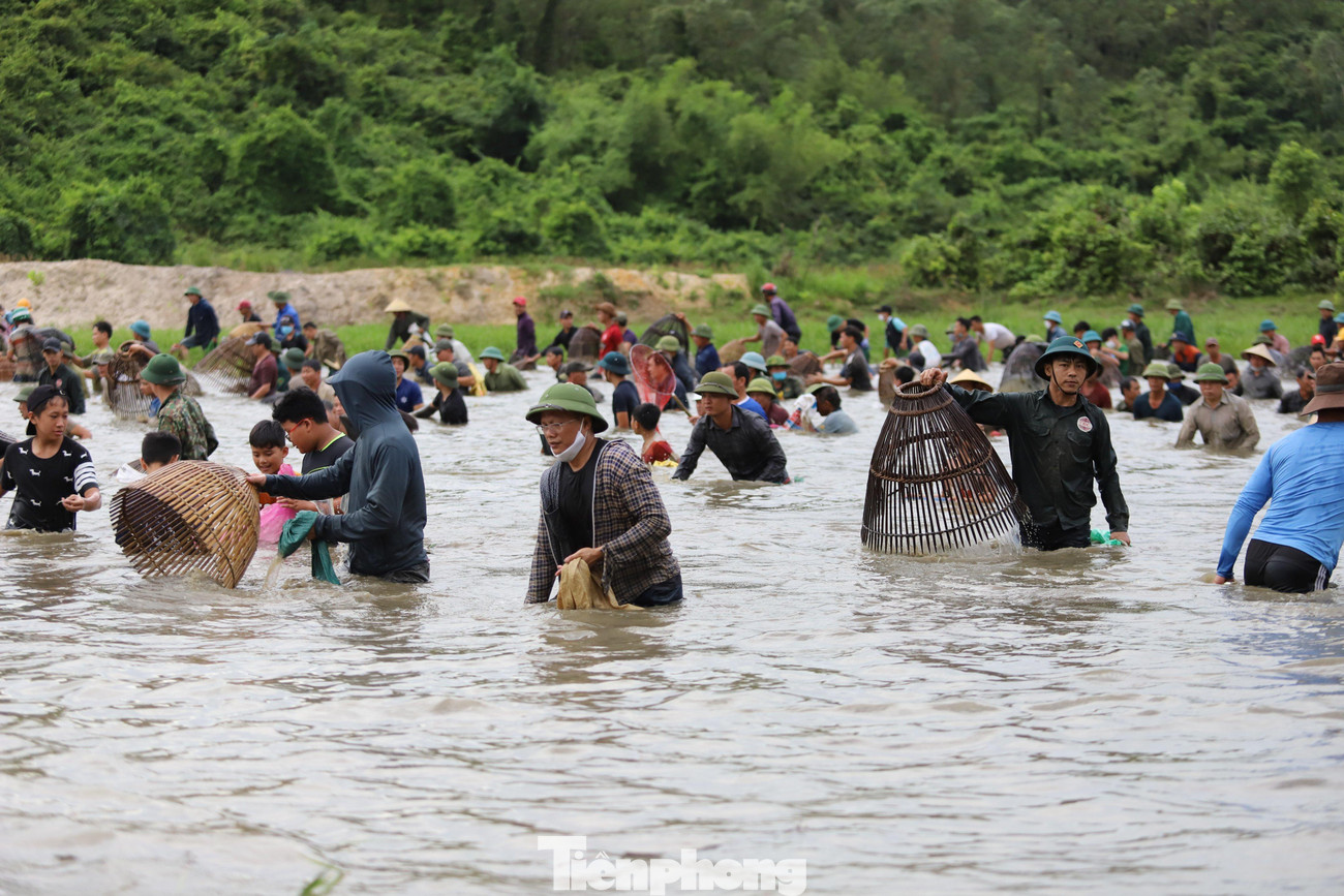 Sau tiếng trống khai hội, cả nghìn người ào xuống đầm bắt cá. Vừa bắt vừa hô lớn để tạo thêm không khí, niềm vui trong lễ hội. Dọc đầm Vực Rào, người dân bắt cá trải dài hàng km.