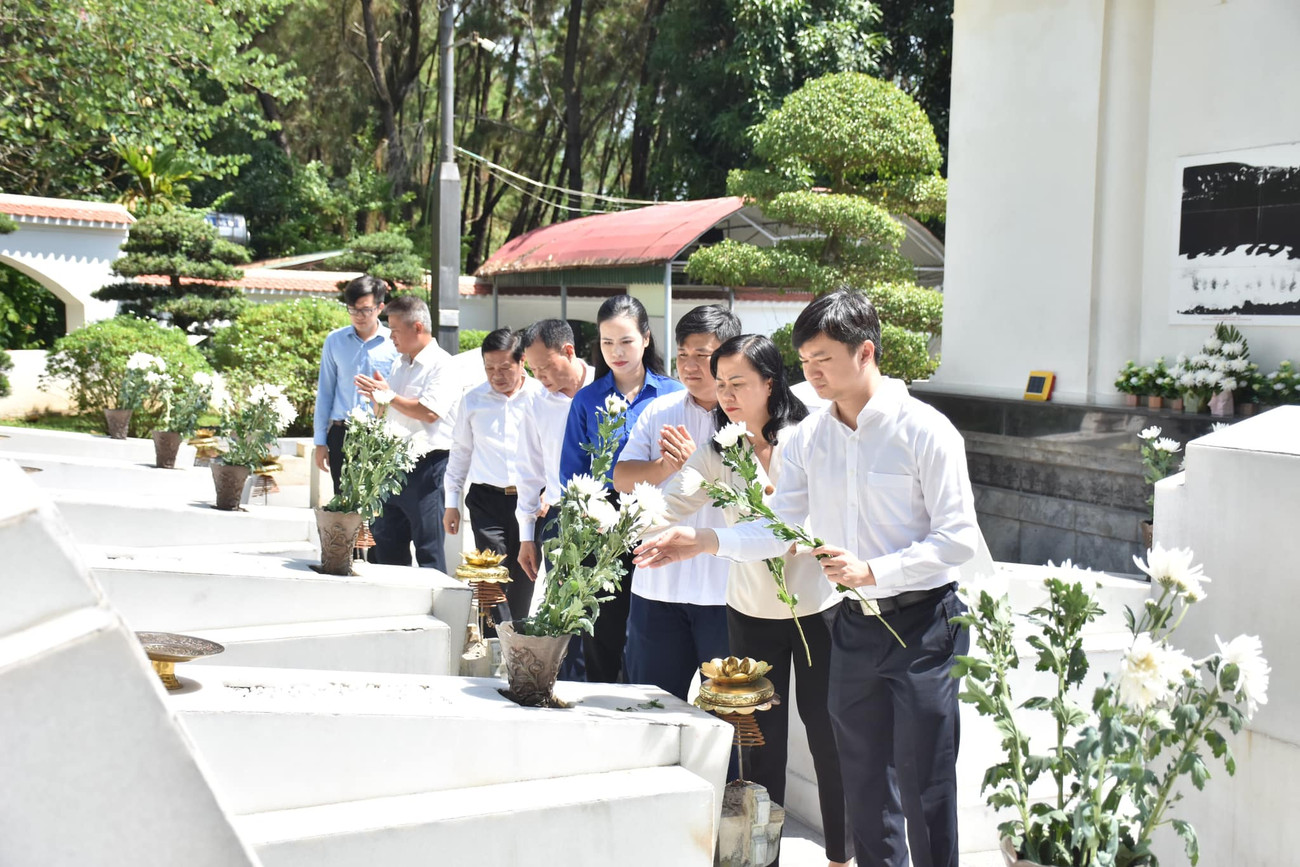 Đoàn công tác T.Ư Đoàn dâng hương tại các địa chỉ đỏ tỉnh Hà Tĩnh. Đoàn công tác T.Ư Đoàn dâng hương tại các địa chỉ đỏ tỉnh Hà Tĩnh.