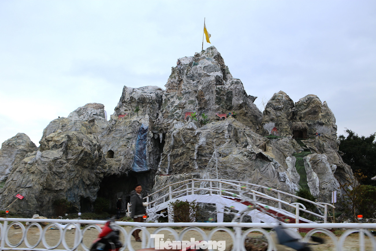 Dù đang trong quá trình thi công nhưng hằng ngày cũng có khá nhiều người dân tới chiêm ngưỡng, chụp ảnh bên hang Bê-lem.