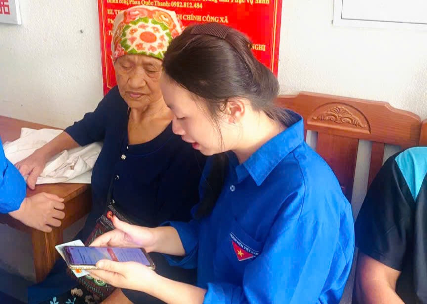 Những bạn trẻ trở thành “trợ lý số” của người dân vùng biên giới. Những bạn trẻ trở thành “trợ lý số” của người dân vùng biên giới.