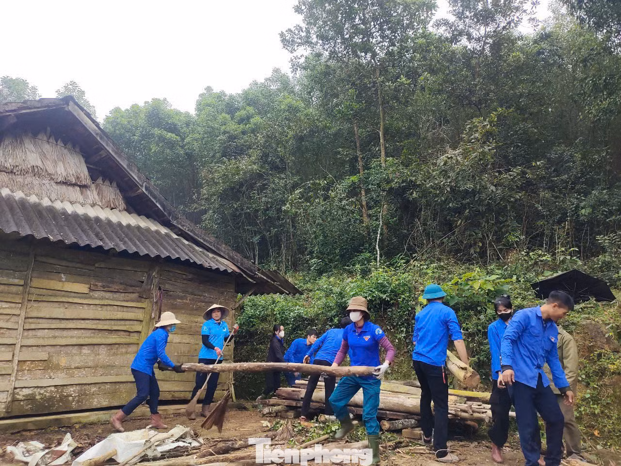 Thời gian qua, tuổi trẻ Hà Tĩnh thực hiện nhiều hoạt động cùng chung tay xoá nhà tạm, nhà dột nát trên địa bàn.