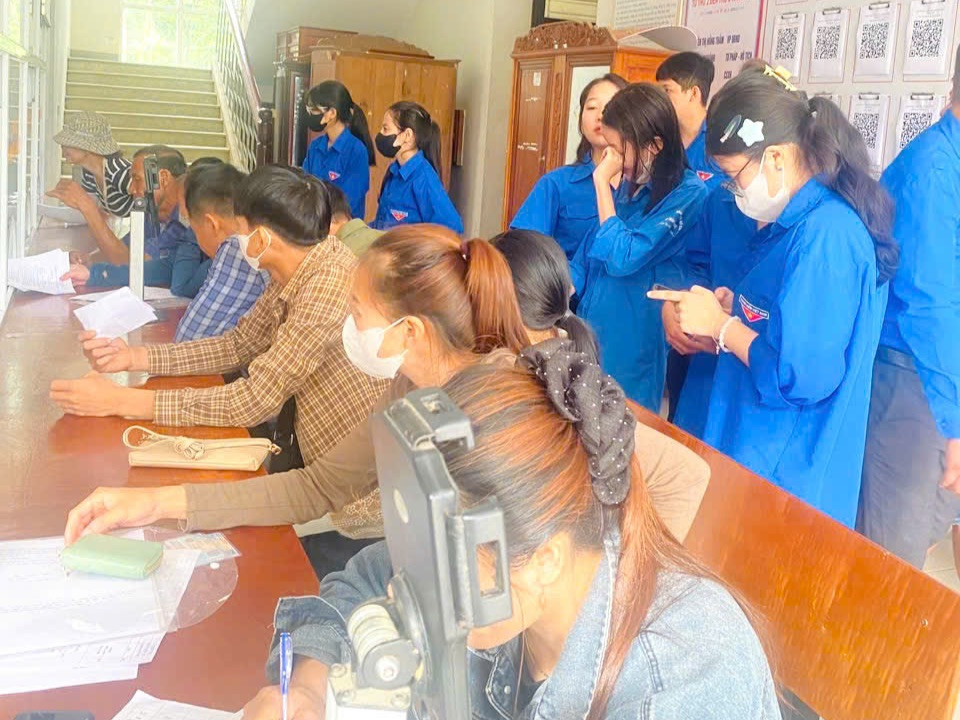 Đông đảo đoàn viên thanh niên xã Phúc Trạch đến hỗ trợ người dân tại Trung tâm Hành chính công xã. Đông đảo đoàn viên thanh niên xã Phúc Trạch đến hỗ trợ người dân tại Trung tâm Hành chính công xã.