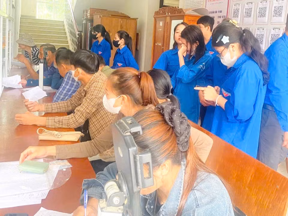 Đông đảo đoàn viên thanh niên xã Phúc Trạch đến hỗ trợ người dân tại Trung tâm Hành chính công xã.
