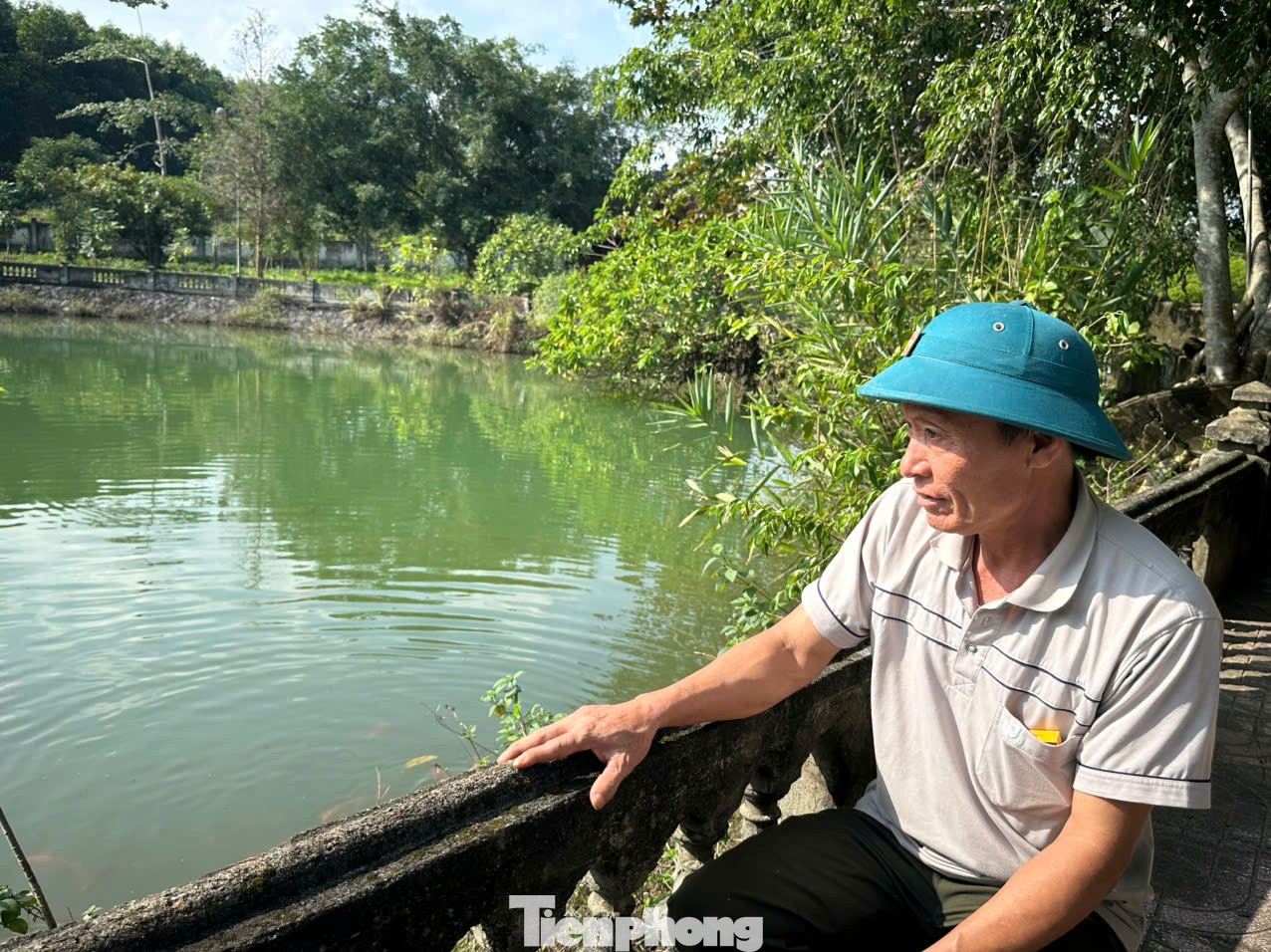 Ông Trịnh Văn Lợi người trông coi đền Trầm Lâm. Ông Trịnh Văn Lợi người trông coi đền Trầm Lâm.