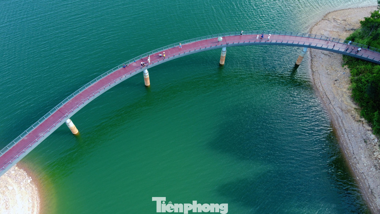 Vào dịp hè, nước cạn lộ rõ những bãi bồi, cồn giữa lòng hồ Kẻ Gỗ tạo nên vẻ đẹp thơ mộng. Vào dịp hè, nước cạn lộ rõ những bãi bồi, cồn giữa lòng hồ Kẻ Gỗ tạo nên vẻ đẹp thơ mộng.