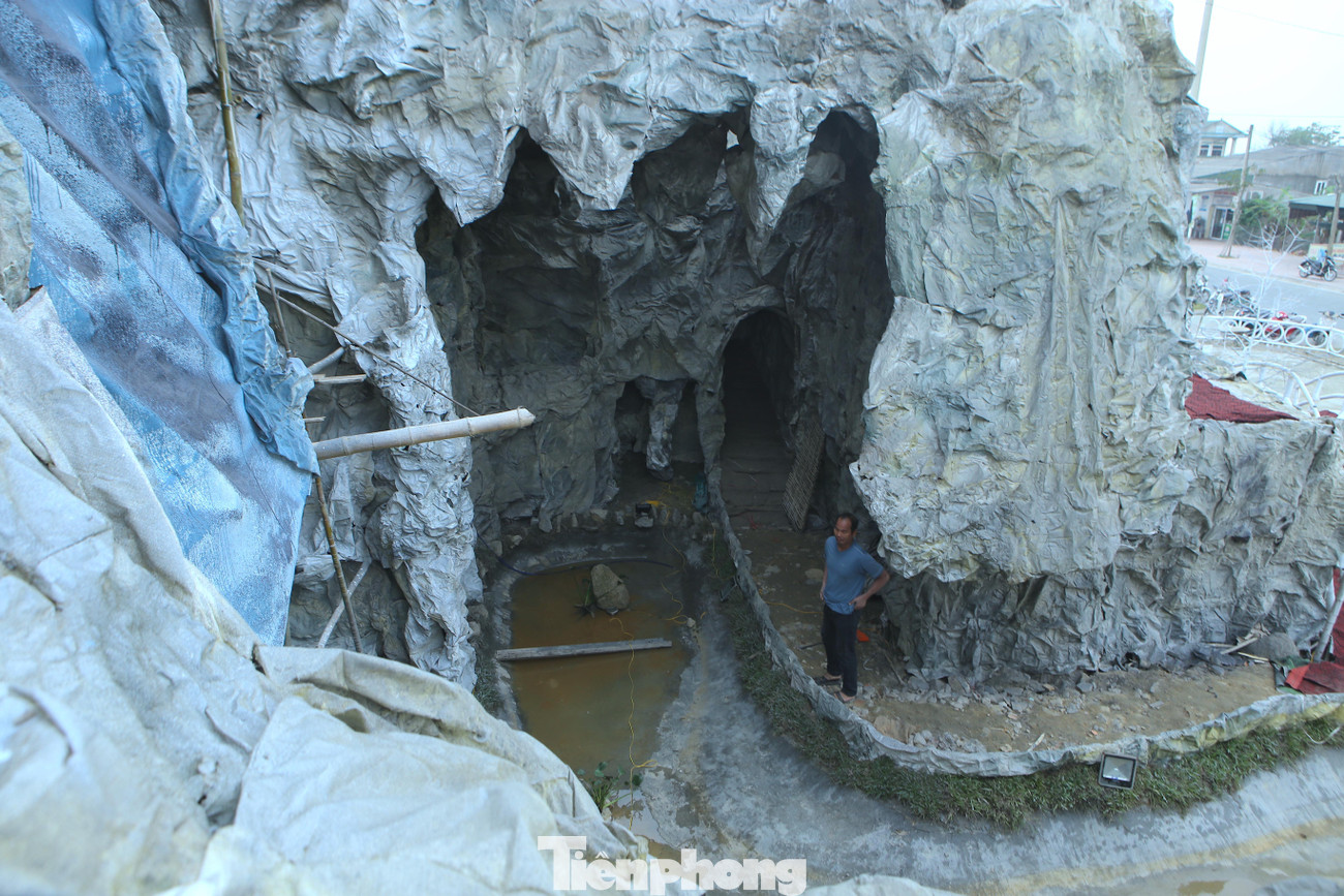 Hang đá có độ cao khoảng 20m, dài 200m. Đây được đánh giá là một trong những hang đá Bê-lem lớn nhất Hà Tĩnh trong mùa Giáng sinh năm 2021 này.