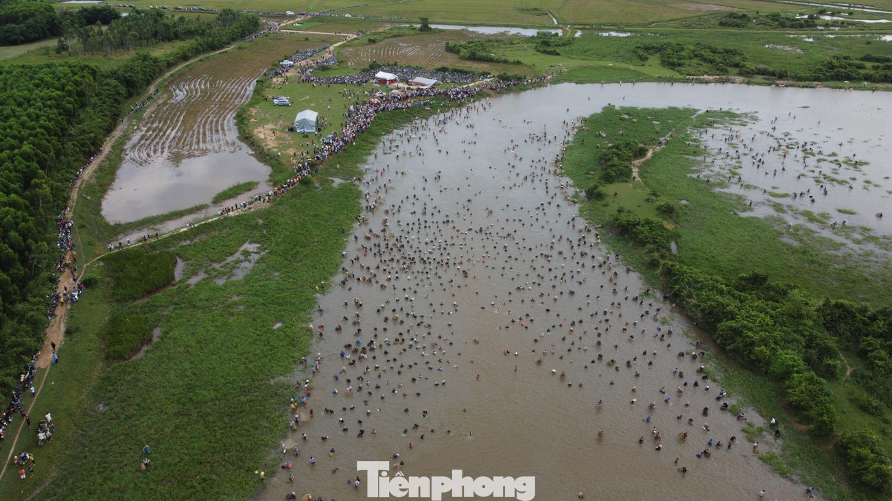 Sáng 12/6, tại đầm Vực Rào (thôn Nam Viên, xã Xuân Viên, huyện Nghi Xuân, Hà Tĩnh) diễn ra lễ hội đánh bắt cá Đồng Hoa. Lễ hội đánh bắt cá truyền thống Đồng Hoa tồn tại gần 300 năm qua.