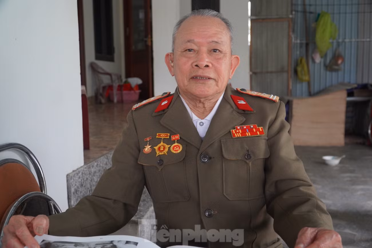 Trung tá Bùi Hoan nhớ lại khoảnh khắc lá cờ giải phóng được cắm trên Dinh Độc Lập. Trung tá Bùi Hoan nhớ lại khoảnh khắc lá cờ giải phóng được cắm trên Dinh Độc Lập.