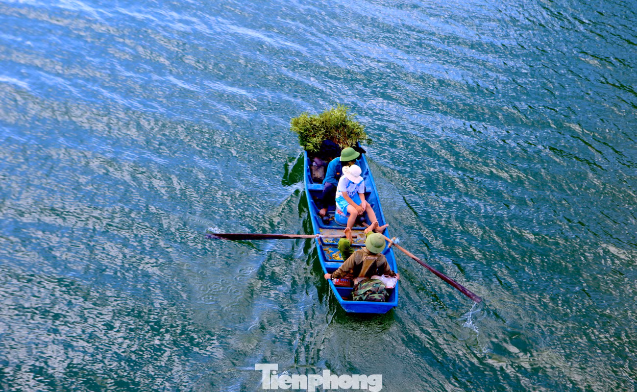Người dân trên con thuyền nhỏ ngược ngàn mưu sinh trong lòng hồ Kẻ Gỗ.