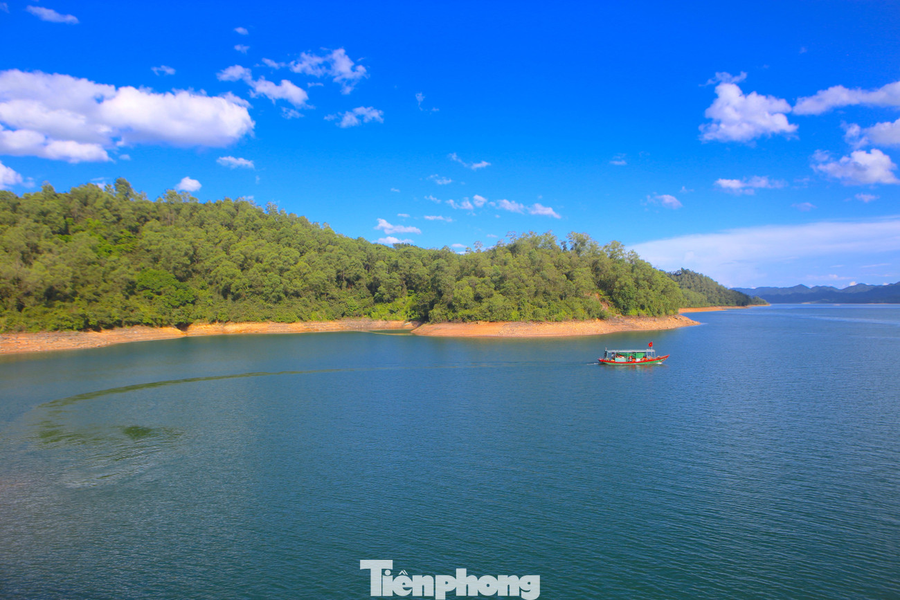 Hơn 40 năm về trước, để xây dựng được công trình thuỷ nông kỳ vĩ này, hàng ngàn người dân có mặt trên mảnh đất cằn cỗi để cùng nhau “phá đá, đào sỏi” xây hồ. 3 năm sau, công trình hoàn thành trong niềm hạnh phúc của nhân dân Hà Tĩnh. Hơn 40 năm về trước, để xây dựng được công trình thuỷ nông kỳ vĩ này, hàng ngàn người dân có mặt trên mảnh đất cằn cỗi để cùng nhau “phá đá, đào sỏi” xây hồ. 3 năm sau, công trình hoàn thành trong niềm hạnh phúc của nhân dân Hà Tĩnh.