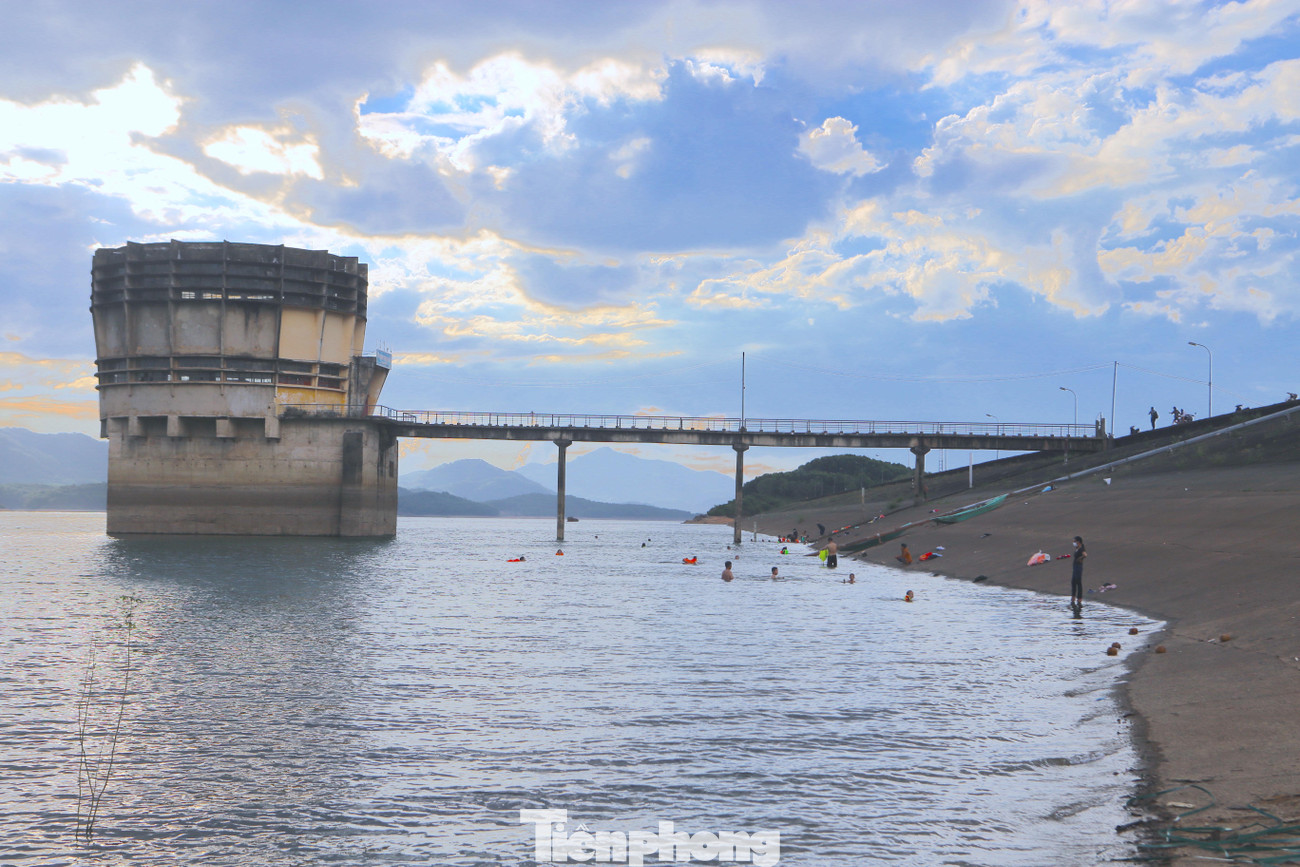 Đây cũng là địa danh trong bài hát nổi tiếng “Người đi xây hồ Kẻ Gỗ” của nhạc sĩ Nguyễn Văn Tý. Đây cũng là địa danh trong bài hát nổi tiếng “Người đi xây hồ Kẻ Gỗ” của nhạc sĩ Nguyễn Văn Tý.