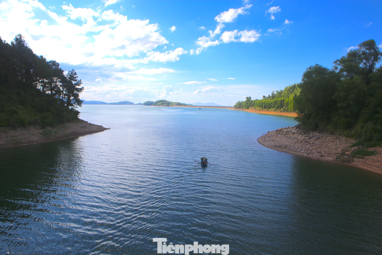 Đến nay, sau nhiều thời gian mở rộng, cải tạo, hồ có chiều dài 30km, với sức chứa hơn 300 triệu m3 nước nằm ở lưu vực sông rào Cái, nơi tiếp nhận hàng trăm khe suối của dãy Trường Sơn. Đến nay, sau nhiều thời gian mở rộng, cải tạo, hồ có chiều dài 30km, với sức chứa hơn 300 triệu m3 nước nằm ở lưu vực sông rào Cái, nơi tiếp nhận hàng trăm khe suối của dãy Trường Sơn.