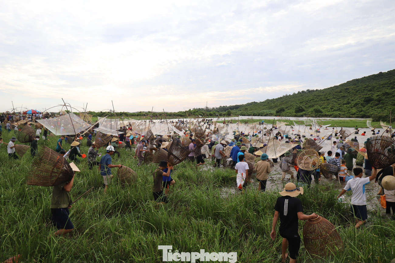 Nhiều người dân tập trung từ rạng sáng ở đầm Vực Rào để tham gia lễ hội. Mỗi người một dụng cụ đánh bắt cá. Tương truyền nếu người nào bắt được nhiều cá to sẽ gặp nhiều may mắn, mùa màng bội thu suốt năm.