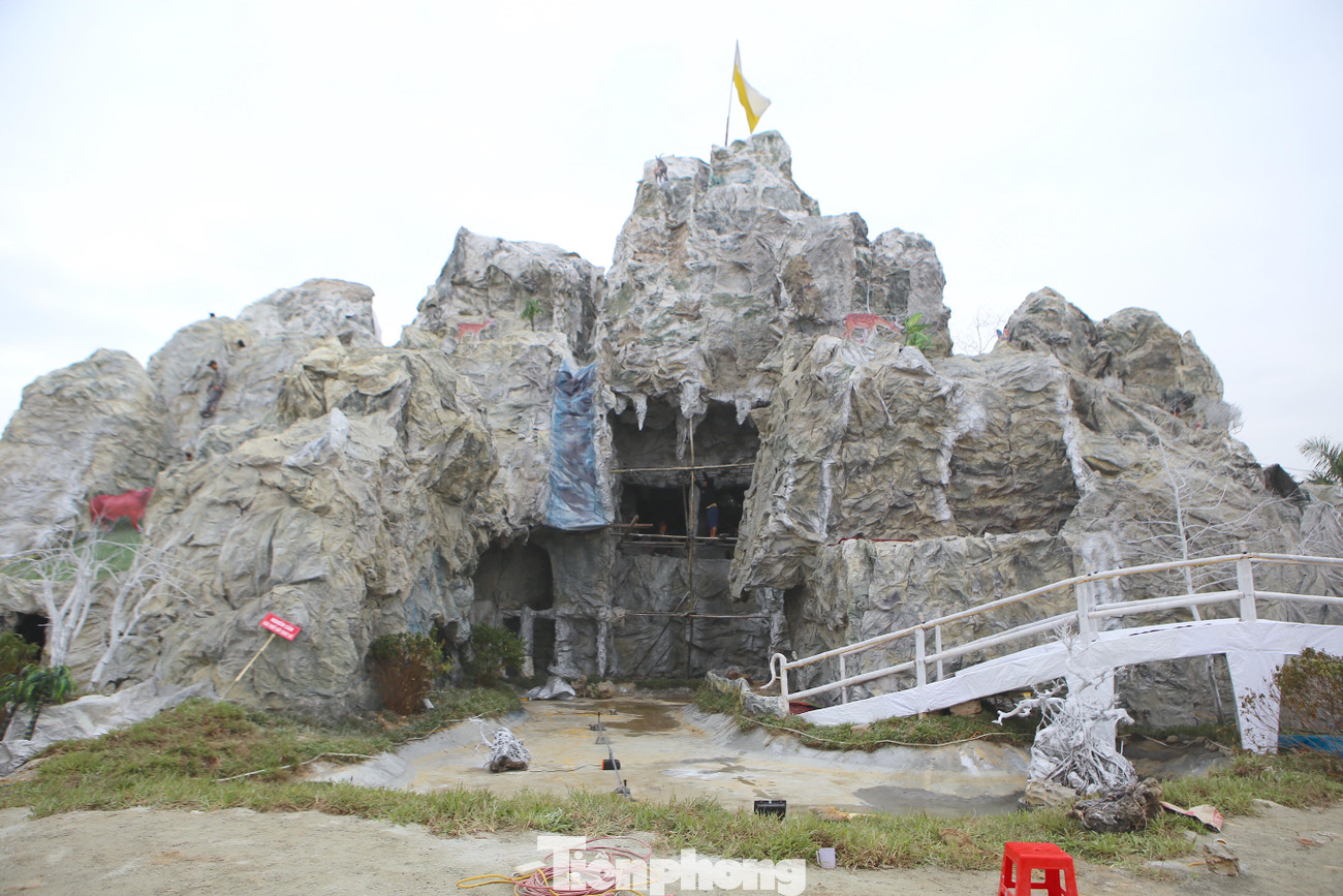 Từ ngày 13/11 đến nay, mỗi ngày có khoảng 50-100 người dân ở giáo xứ An Nhiên (xã Thạch Hạ, TP Hà Tĩnh) cùng nhau dựng hang đá Bê-lem mừng lễ Giáng sinh sắp đến gần.