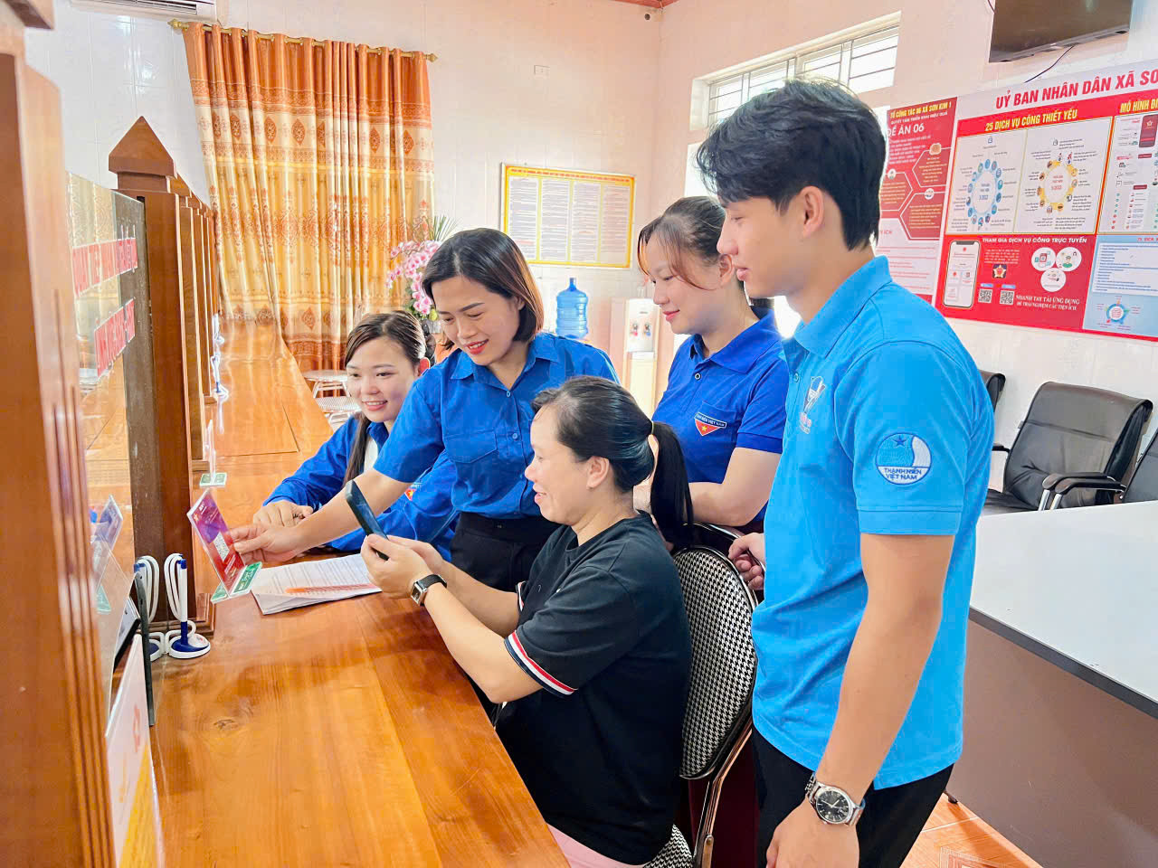 Đoàn viên thanh niên xã Sơn Kim 1 hỗ trợ người dân tại Trung tâm Hành chính công xã. Đoàn viên thanh niên xã Sơn Kim 1 hỗ trợ người dân tại Trung tâm Hành chính công xã.