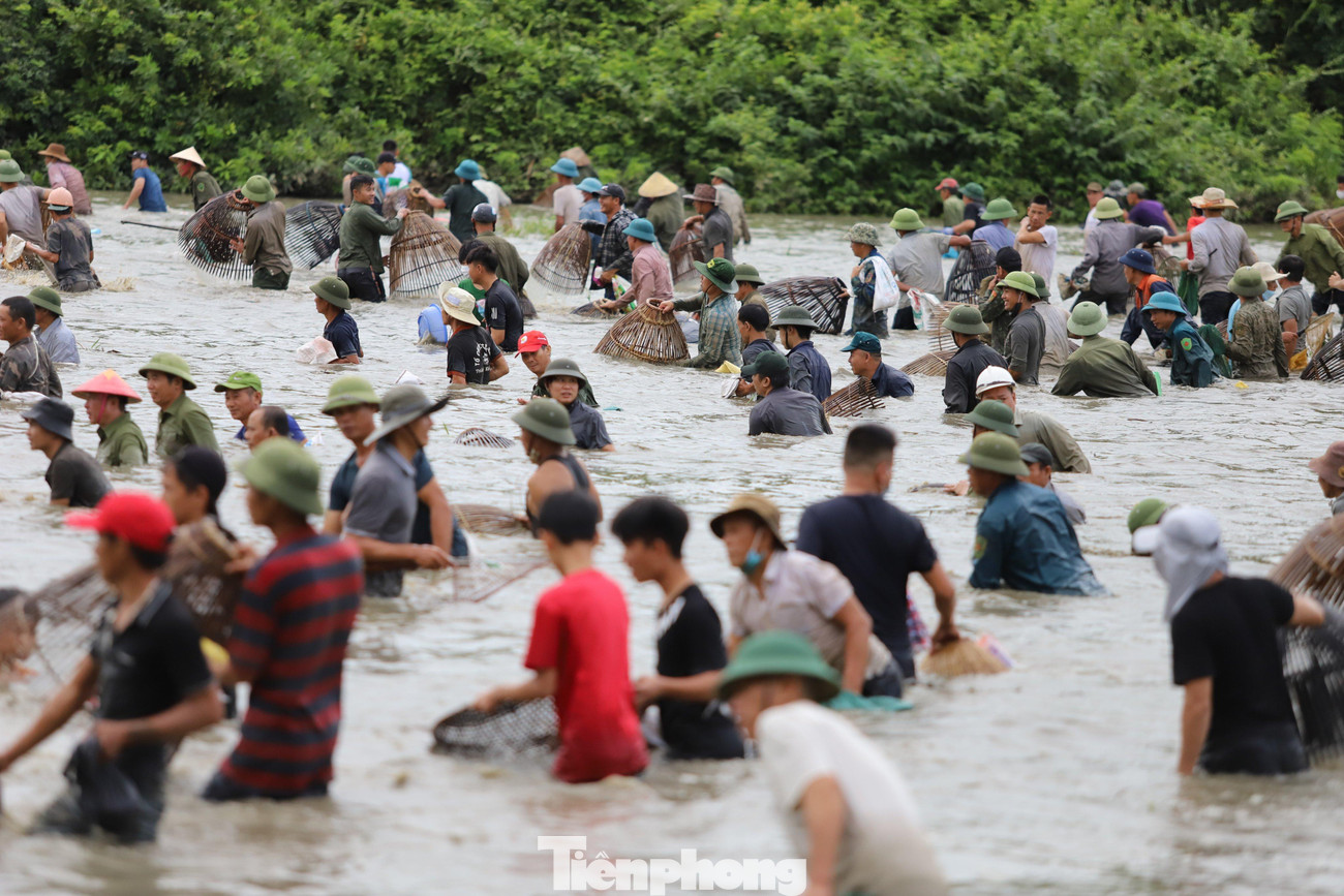Theo phong tục, khi người dân bắt được cá lớn sẽ đưa lên cao để mọi người cùng reo hò chúc mừng. Những tiếng cười, nói vang vọng cả khu vực Đầm Vực.