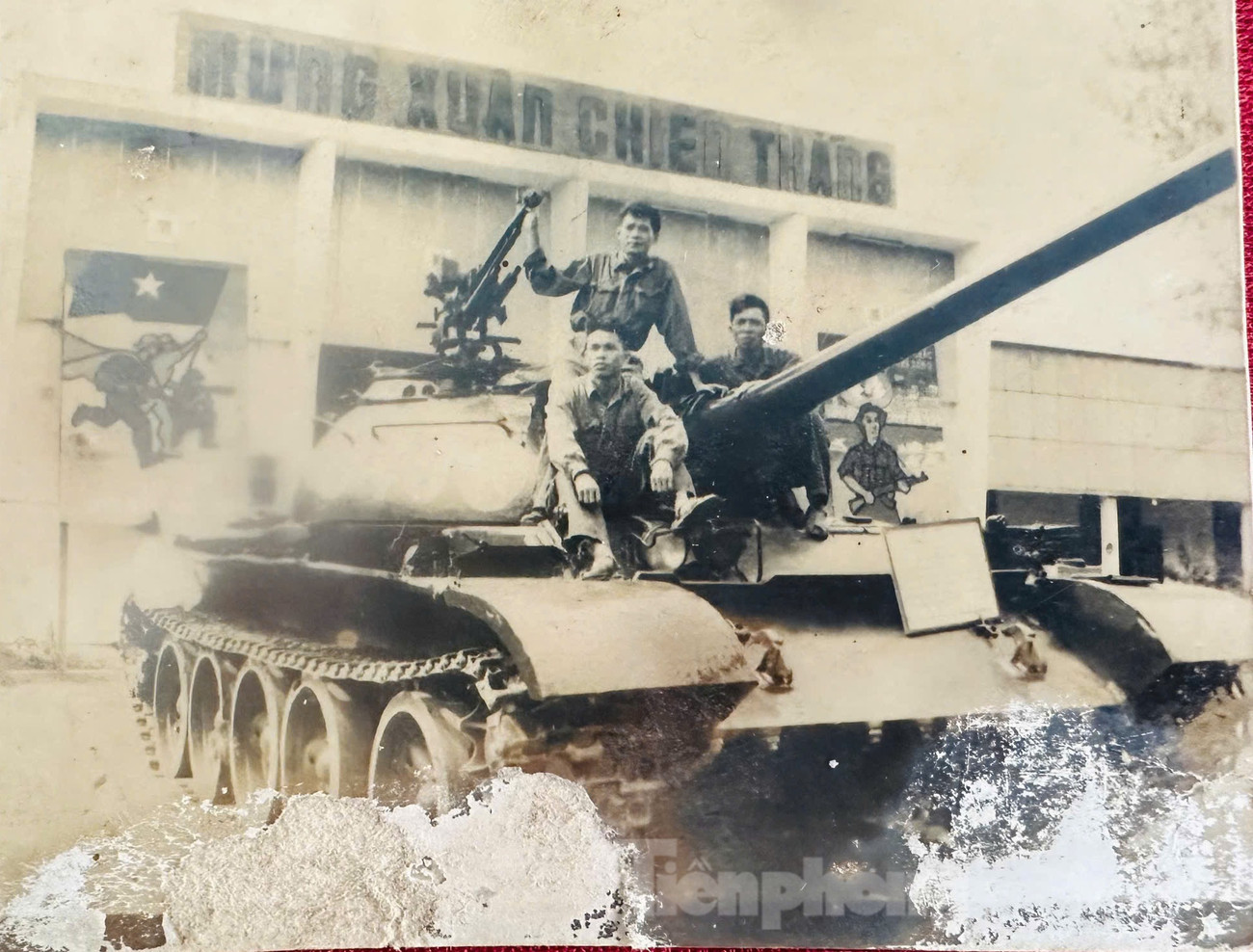 Ông Bùi Hoan (ngồi phía trước bên trái) cùng đồng đội, sau ngày chiến thắng 30/4/1975.