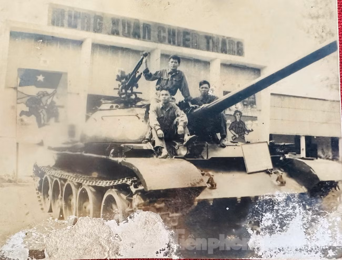 Ông Bùi Hoan (ngồi phía trước bên trái) cùng đồng đội, sau ngày chiến thắng 30/4/1975. Ông Bùi Hoan (ngồi phía trước bên trái) cùng đồng đội, sau ngày chiến thắng 30/4/1975.