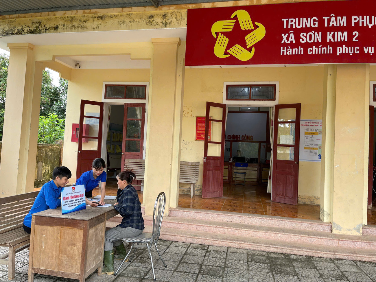Tại Trung tâm phục vụ Hành chính công xã Sơn Kim 2, lực lượng đoàn thanh niên có mặt để hỗ trợ người dân. Tại Trung tâm phục vụ Hành chính công xã Sơn Kim 2, lực lượng đoàn thanh niên có mặt để hỗ trợ người dân.