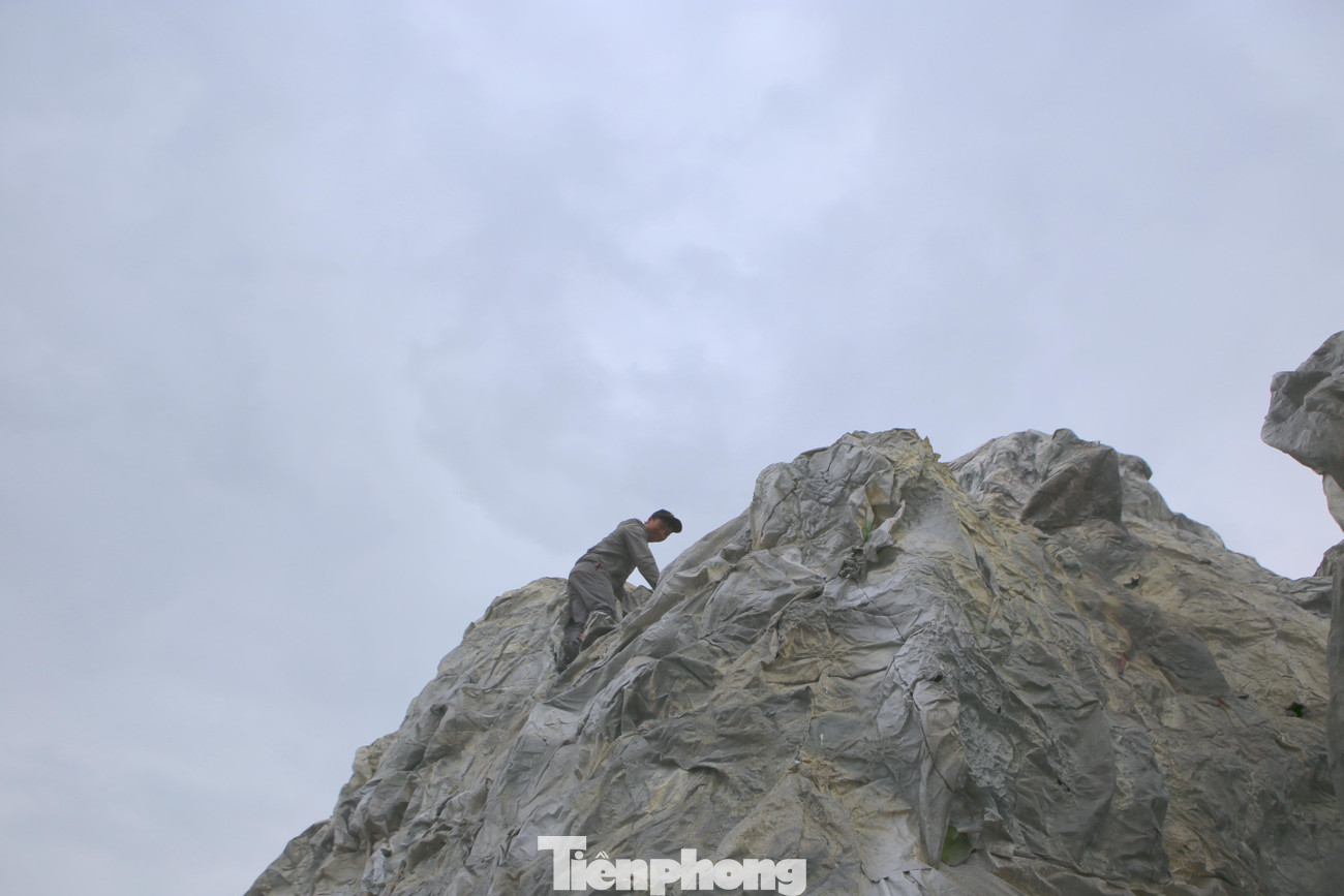 Hiện nay giáo dân đang tập trung trang trí, phun sơn, bắt điện và tạo các tiểu cảnh cho hang đá.