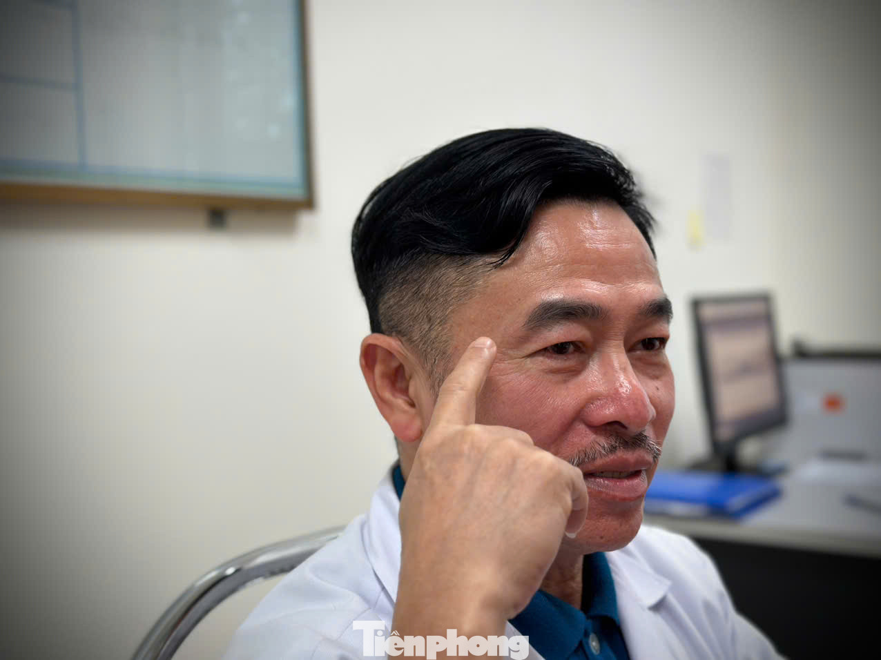 Bác sĩ Hùng kể lại lần bị bệnh nhân tấn công suýt hỏng con mắt.