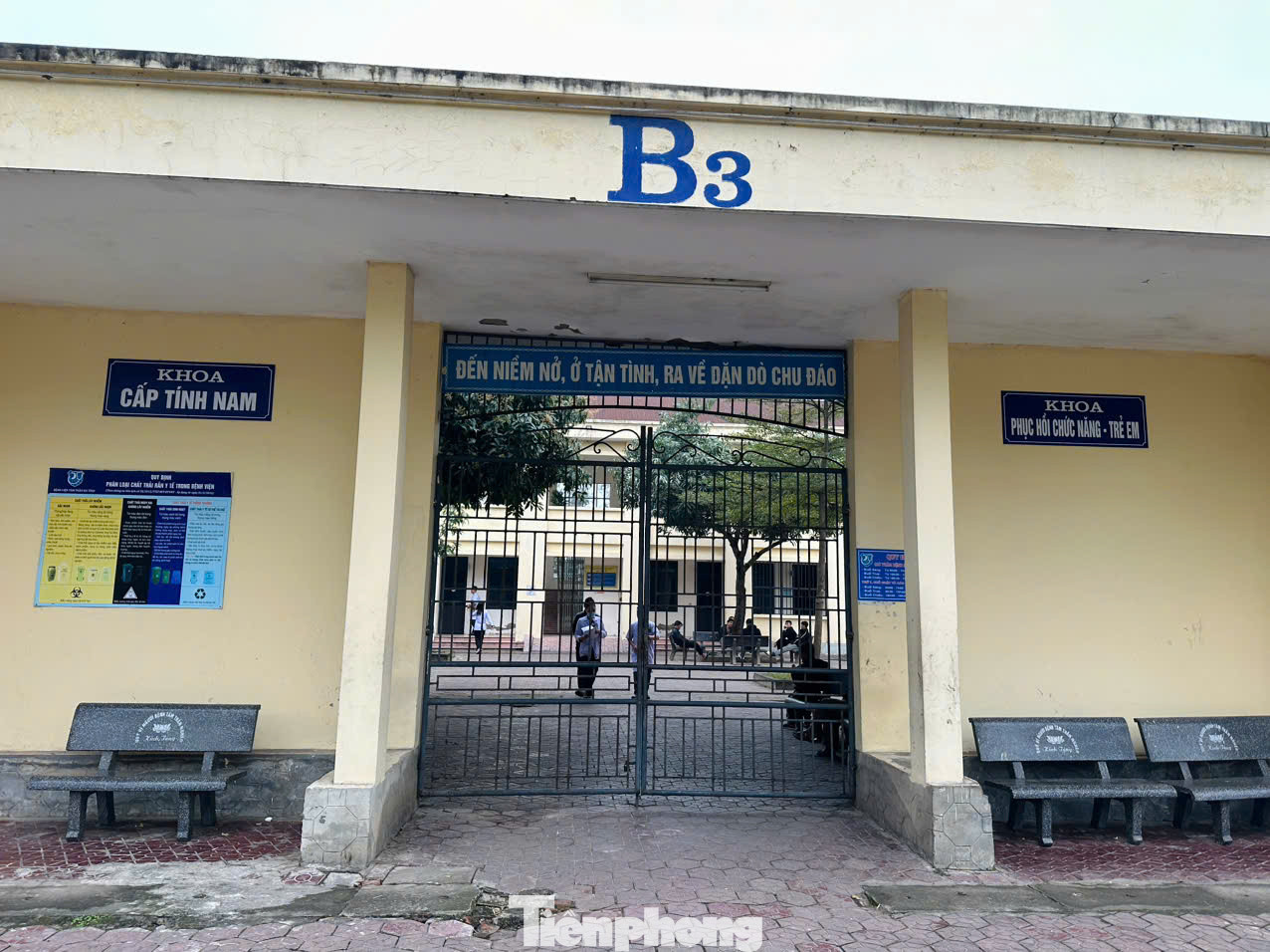 Khoa cấp tính nam, nơi đang điều trị cho hàng chục bệnh nhân.