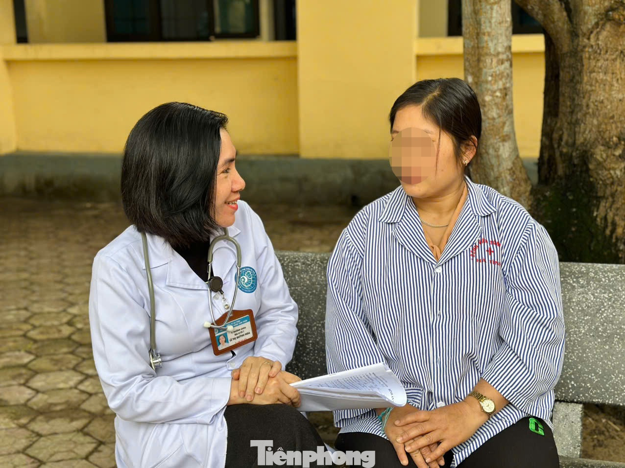 Bác sĩ Nga dùng sự ân cần của mình đến từng bệnh nhân.