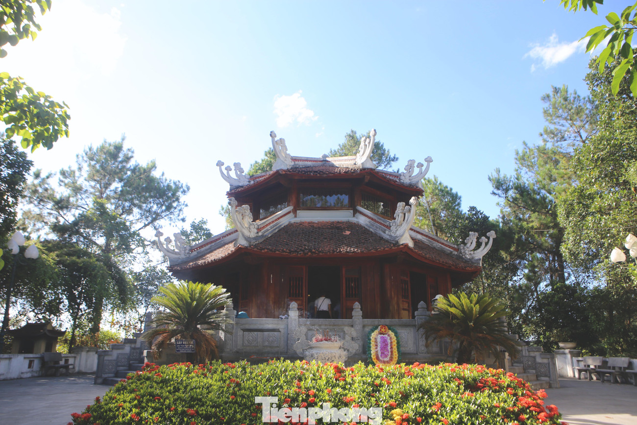 Lượt du khách đến thắp hương tại đền thờ Lê Duẩn những ngày nghỉ rất đông. Lượt du khách đến thắp hương tại đền thờ Lê Duẩn những ngày nghỉ rất đông.