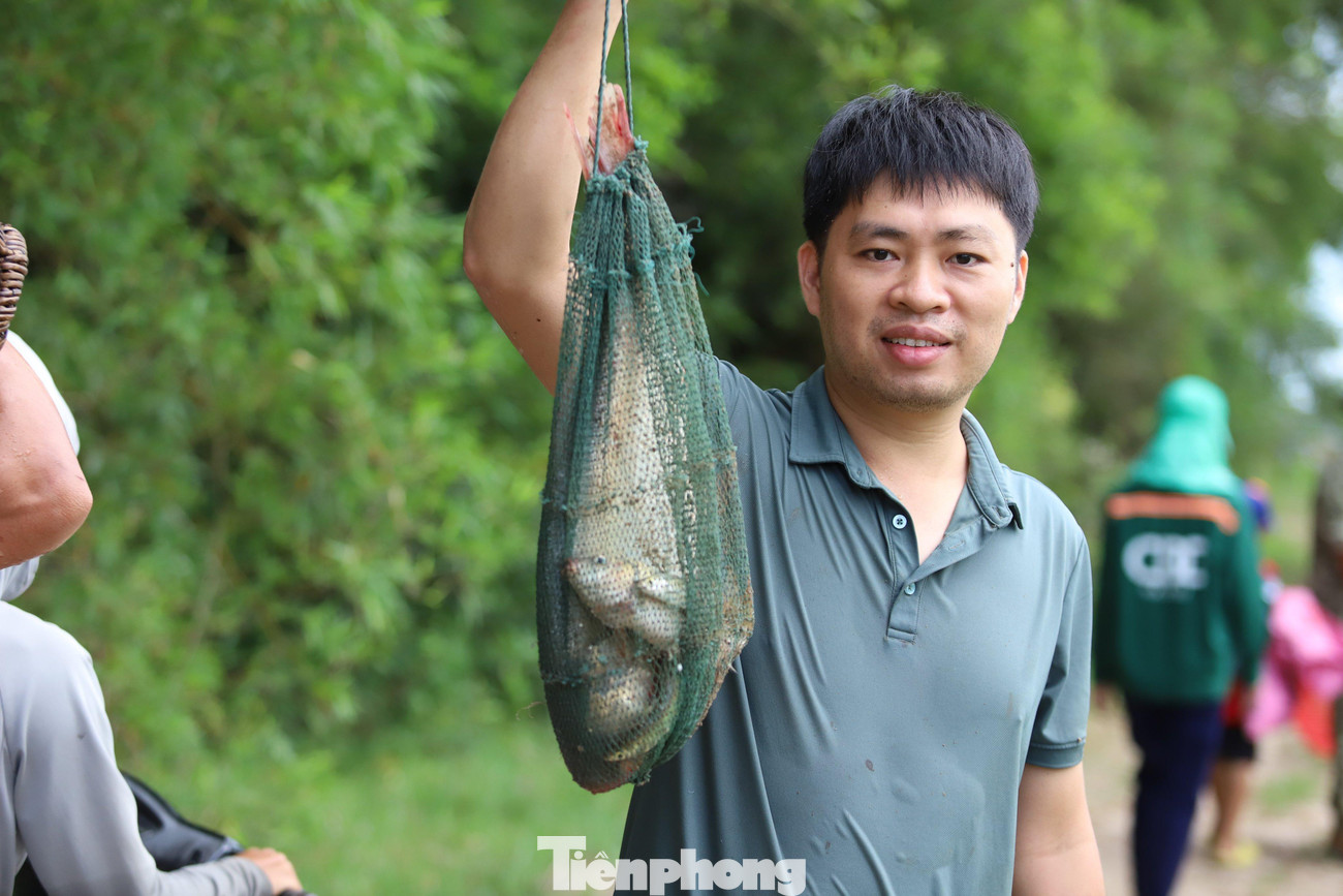 9h sáng, người dân bắt đầu ra về mang theo “chiến lợi phẩm” trên tay.