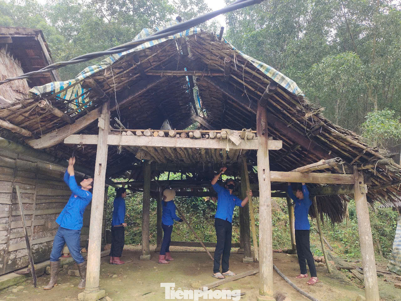 Tuổi trẻ Hà Tĩnh cùng tham gia hỗ trợ dọn dẹp, di dời nhà.