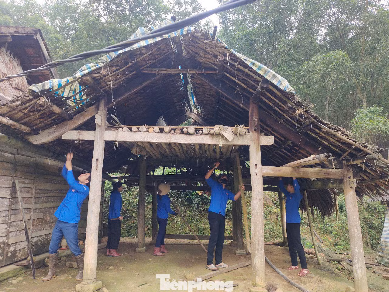 Tuổi trẻ Hà Tĩnh cùng tham gia hỗ trợ dọn dẹp, di dời nhà.