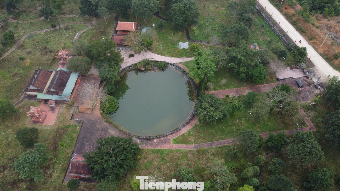 Ngôi đền Trầm Lâm và giếng nước đổi màu trước cửa đền. Ngôi đền Trầm Lâm và giếng nước đổi màu trước cửa đền.