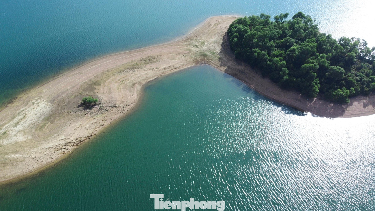 Công trình thủy nông trọng yếu của tỉnh Hà Tĩnh này cũng là một trong những hồ đập lớn nhất Việt Nam. Hồ Kẻ Gỗ có sức chứa hơn 3 triệu m3 nước từ hồ theo các tuyến kênh chính có chiều dài 250 km, tưới cho hơn 21.000 ha đất canh tác của các huyện Cẩm Xuyên, Thạch Hà và thành phố Hà Tĩnh; góp phần chống lũ quét, chống xói mòn cho vùng hạ du... Công trình thủy nông trọng yếu của tỉnh Hà Tĩnh này cũng là một trong những hồ đập lớn nhất Việt Nam. Hồ Kẻ Gỗ có sức chứa hơn 3 triệu m3 nước từ hồ theo các tuyến kênh chính có chiều dài 250 km, tưới cho hơn 21.000 ha đất canh tác của các huyện Cẩm Xuyên, Thạch Hà và thành phố Hà Tĩnh; góp phần chống lũ quét, chống xói mòn cho vùng hạ du...