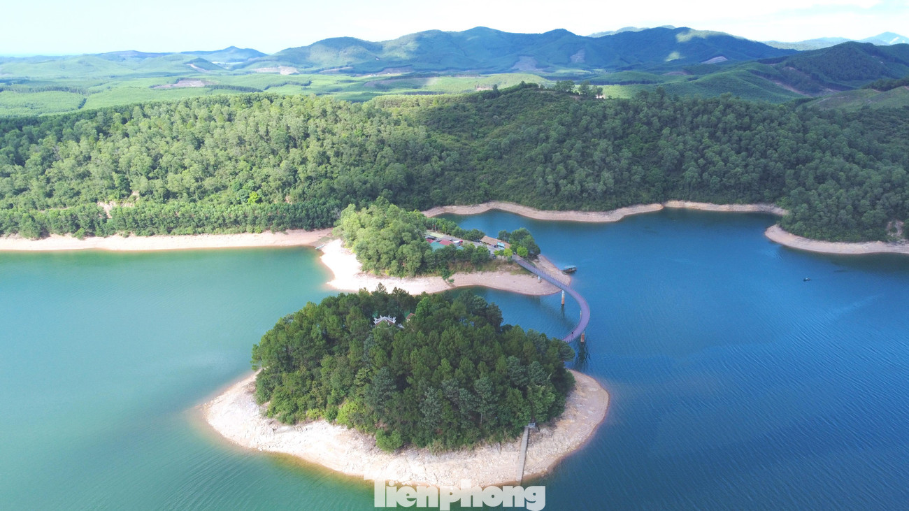 Không chỉ là nơi cung cấp nước, chống xói lở… mà hồ Kẻ Gỗ còn thu hút khách du lịch bởi vẻ đẹp bình yên, thơ mộng có sự pha lẫn giữa màu xanh của trời, rừng núi và dòng nước suối trong veo. Không chỉ là nơi cung cấp nước, chống xói lở… mà hồ Kẻ Gỗ còn thu hút khách du lịch bởi vẻ đẹp bình yên, thơ mộng có sự pha lẫn giữa màu xanh của trời, rừng núi và dòng nước suối trong veo.