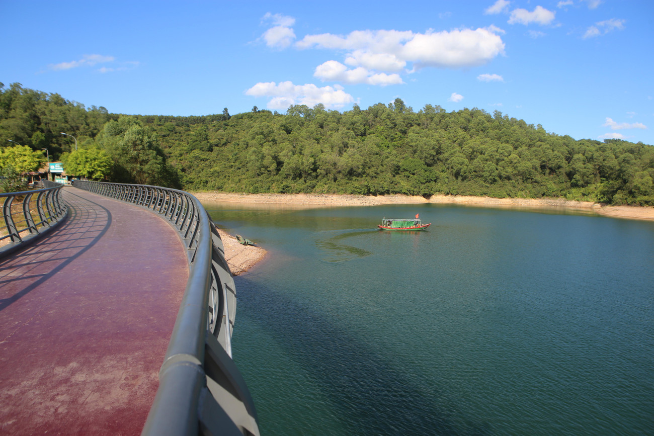 Đến hồ Kẻ Gỗ, nhiều du khách thuê thuyền chạy ngược lên thượng nguồn lòng hồ để ngắm cảnh. Đến hồ Kẻ Gỗ, nhiều du khách thuê thuyền chạy ngược lên thượng nguồn lòng hồ để ngắm cảnh.