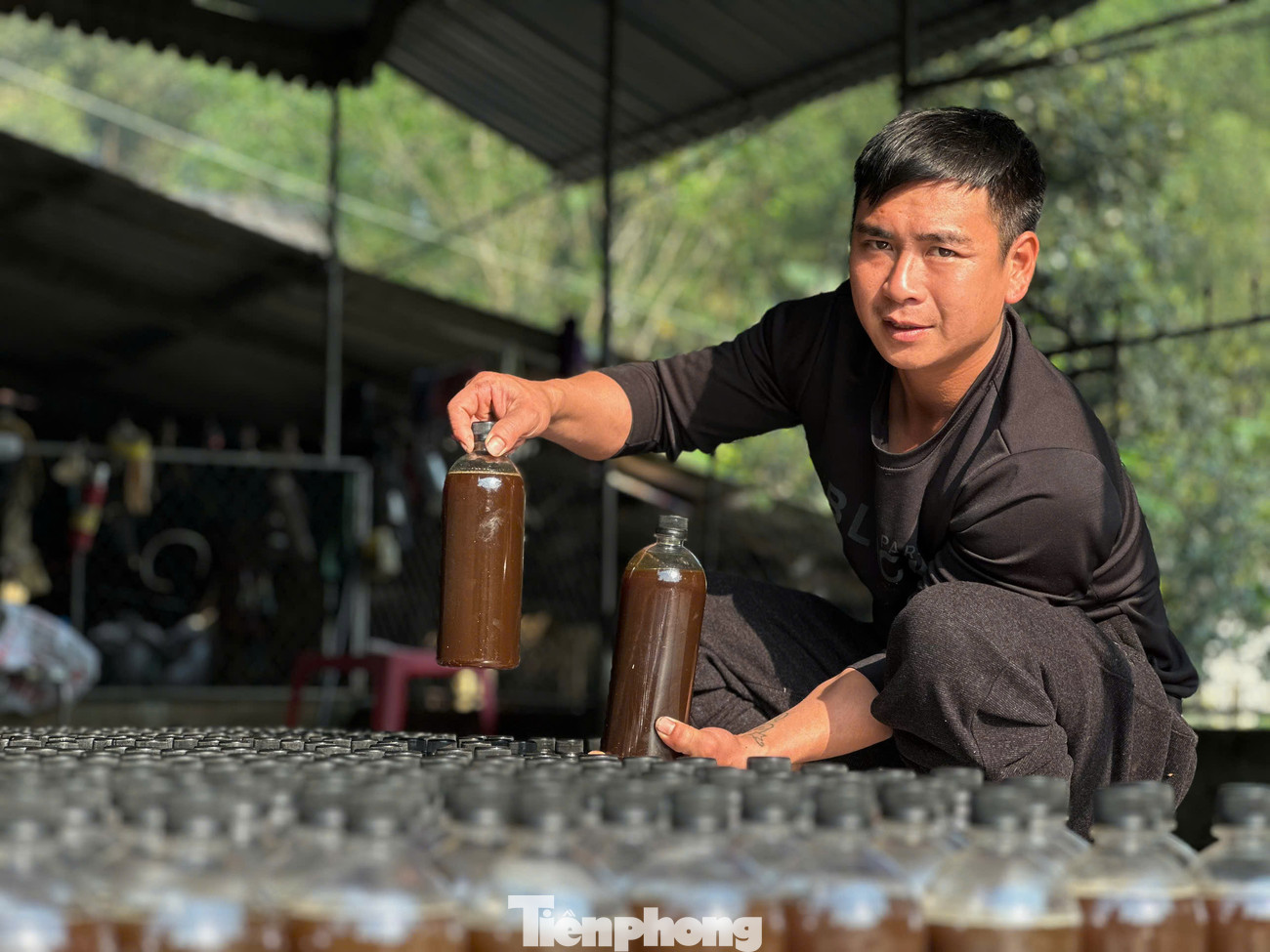 Anh Lương Sĩ Đức đóng mật vào chai gửi đi cho khách.