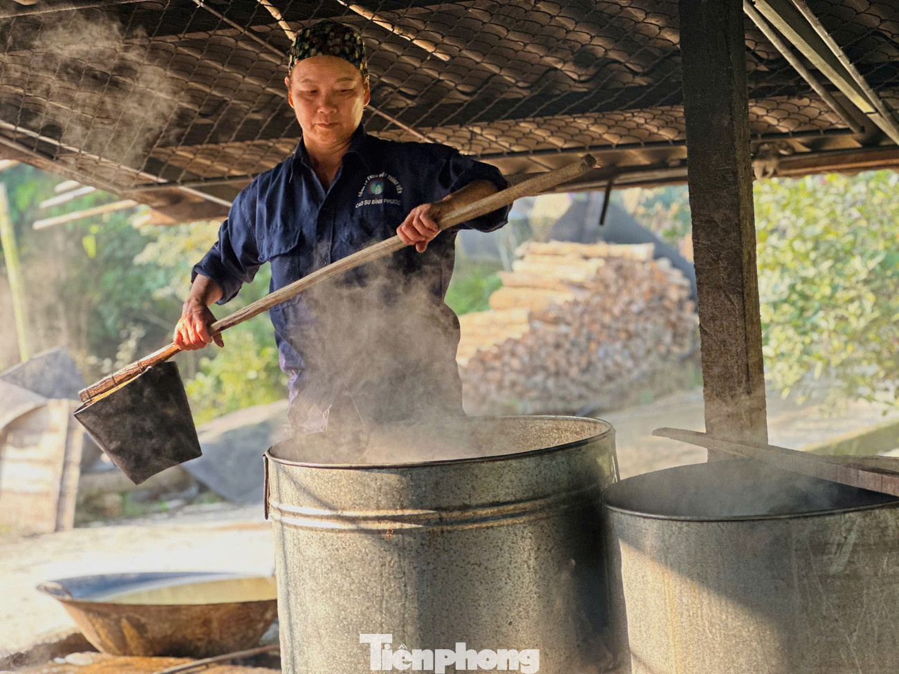 Người dân nấu mật từ 4-5 giờ mới tạo nên thành phẩm.