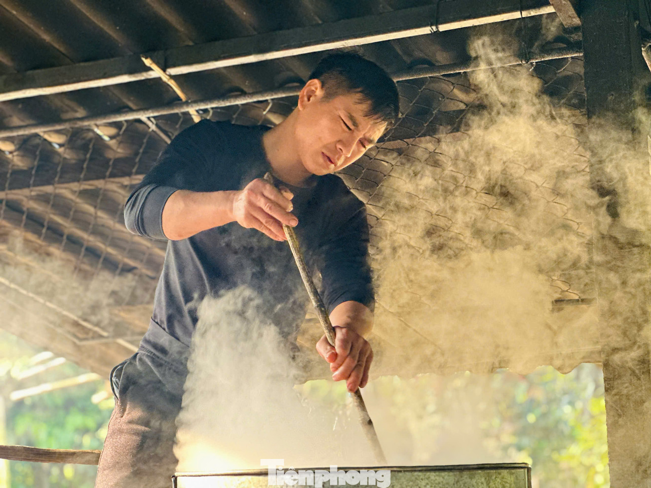 Người dân nấu mật từ 4-5 giờ mới tạo nên thành phẩm.