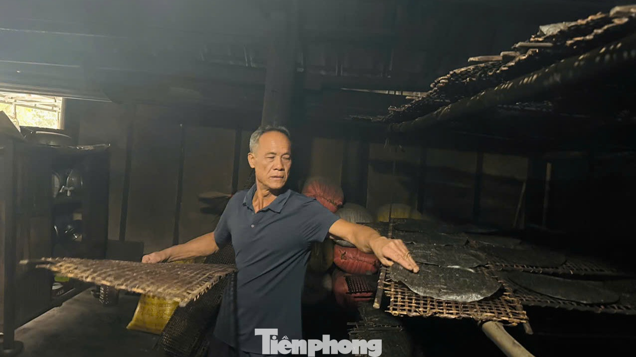 Ông Nguyễn Văn Trọng có hàng chục năm trong nghề làm bánh đa vừng. Ông Nguyễn Văn Trọng có hàng chục năm trong nghề làm bánh đa vừng.