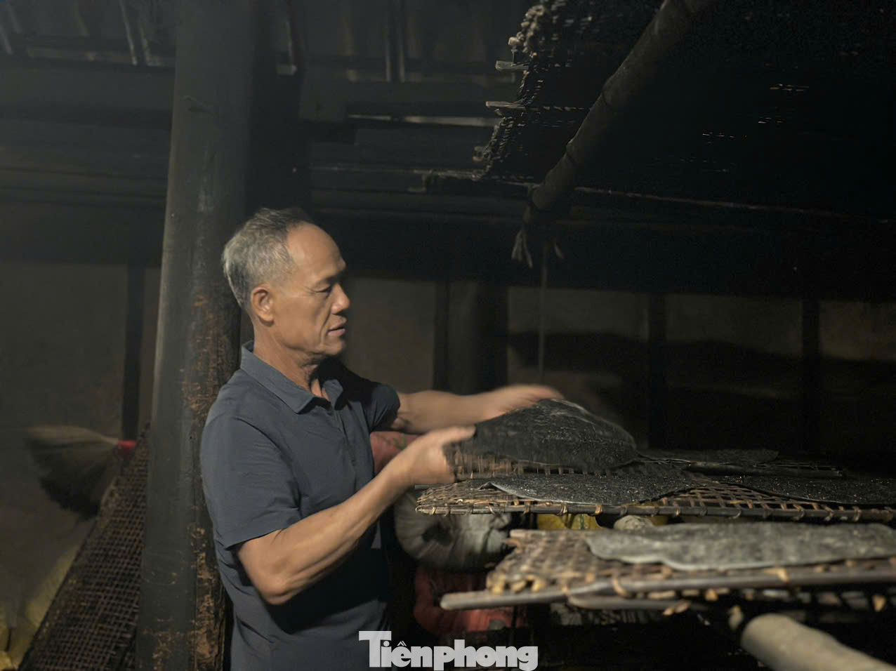 Người dân nướng bánh xuyên đêm phục vụ nhu cầu khách hàng dịp Tết. Người dân nướng bánh xuyên đêm phục vụ nhu cầu khách hàng dịp Tết.