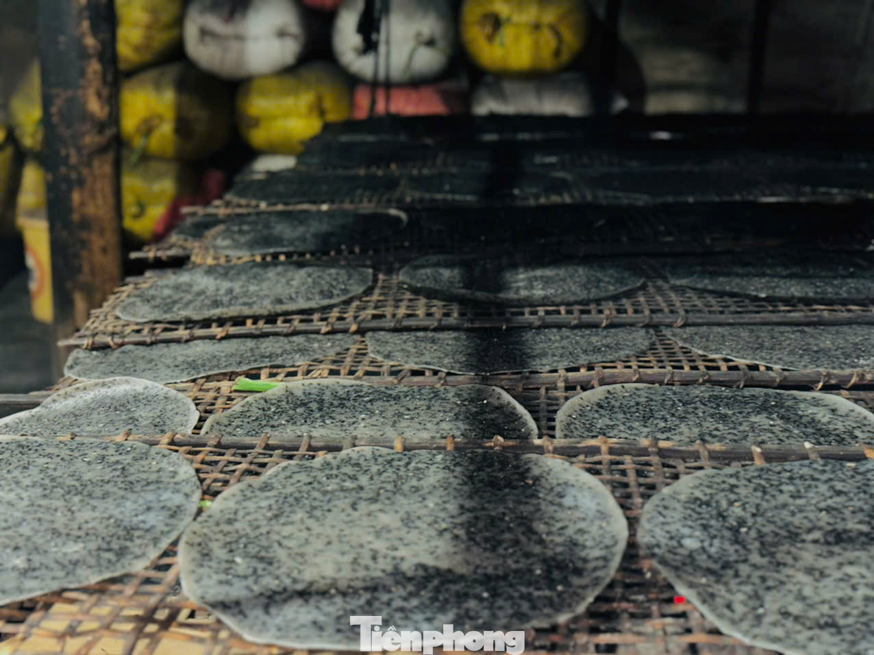 Bánh đa vừng được người dân địa phương tất bật sản xuất phục vụ Tết. Bánh đa vừng được người dân địa phương tất bật sản xuất phục vụ Tết.