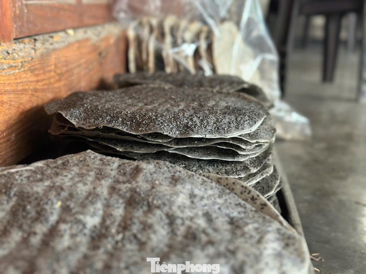 Bánh đa vừng được người dân địa phương tất bật sản xuất phục vụ Tết. Bánh đa vừng được người dân địa phương tất bật sản xuất phục vụ Tết.