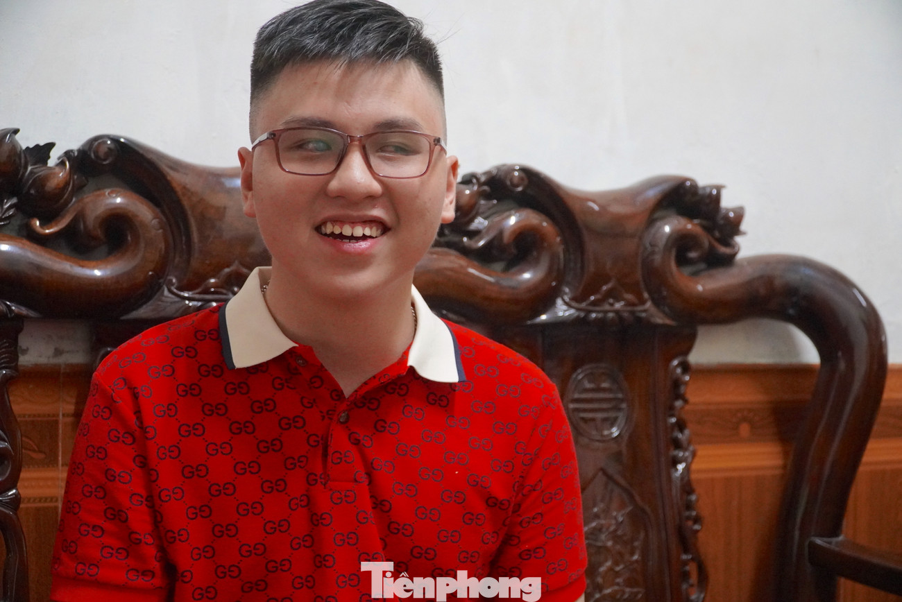 Chàng trai Đỗ Nam Khánh vui mừng khi vừa nhận được kết quả trúng tuyển 6 trường đại học.