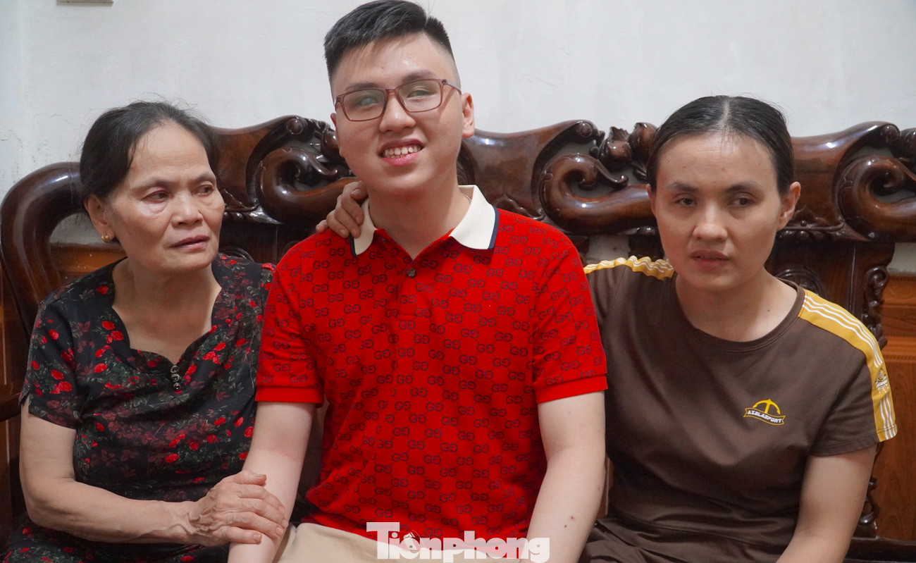 Khánh ngồi giữa mẹ và bà ngoại, người đồng hành cùng em suốt những năm học.