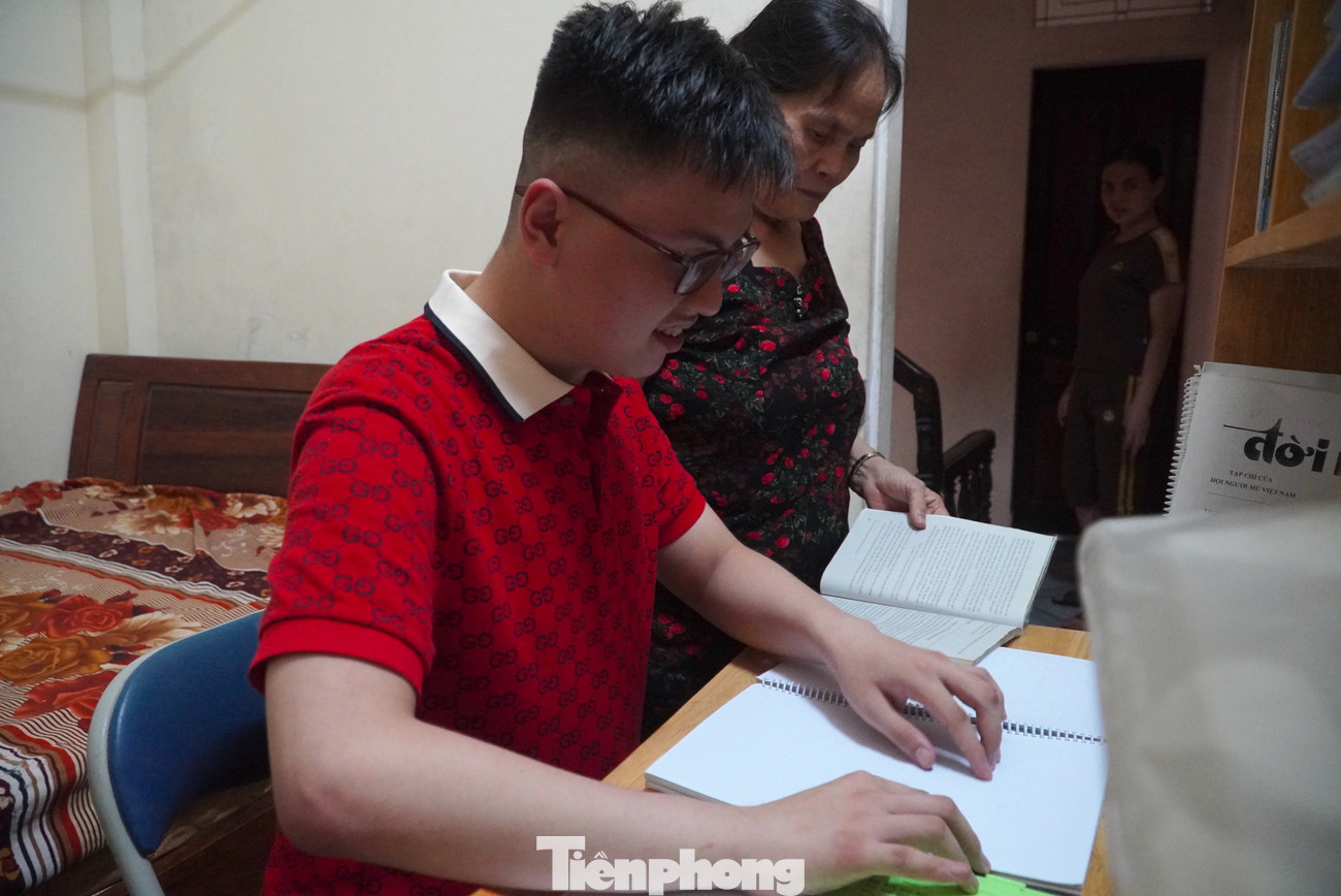 Bà Nguyễn Thị Lương thường ngày hỗ trợ đọc sách giáo khoa giúp Khánh bổ sung thêm kiến thức.